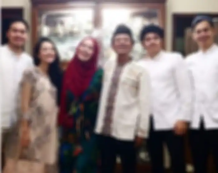 Dewi Yull bersama keluarganya
