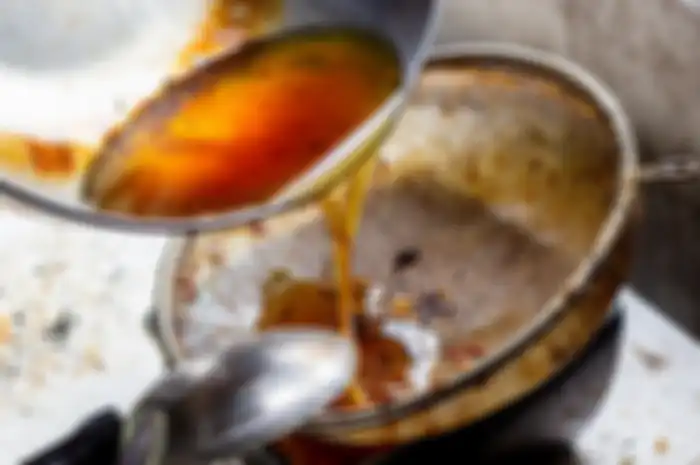 Pastikan minyak goreng bekas bebas kotoran sebelum disimpan.