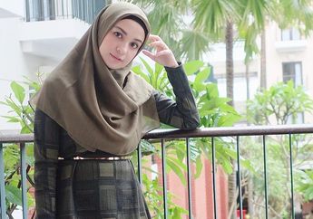Pakai Busana Hijab Syar'i Santun, Shireen Sungkar Pakai Tas Mungil Puluhan Juta Rupiah