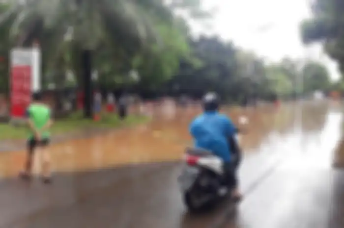 Banjir di jalan TB Simatupang arah perempatan lampu merah Ragunan, Jakarta Selatan