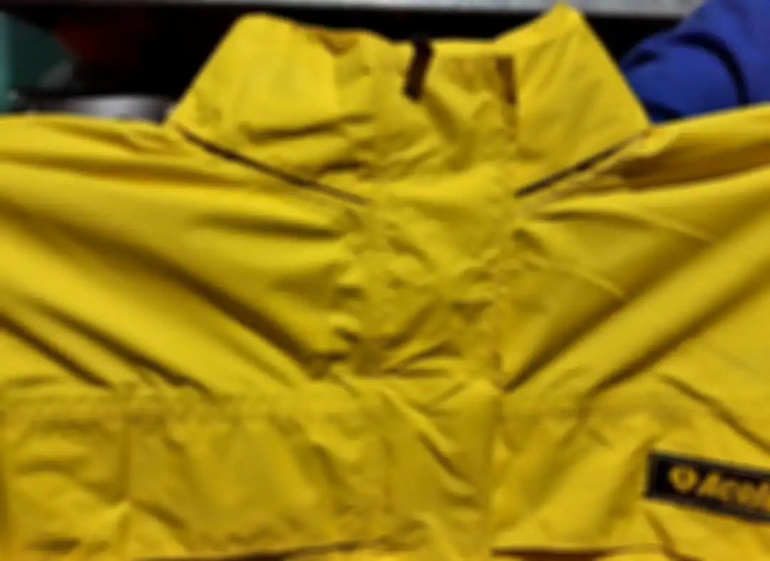 Jas hujan bahan taslan.