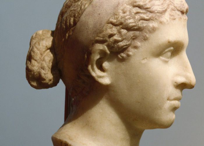Cleopatra Berlin, patung kepala Cleopatra VII dari Mesir Ptolemaic yang dipahat Romawi mengenakan mahkota kerajaan Yunani, pertengahan abad ke-1 SM (sekitar waktu kunjungannya ke Roma pada 46&ndash;44 SM). Patung  ini ditemukan di sebuah vila di Italia dan sekarang berada di Altes Museum, Jerman.