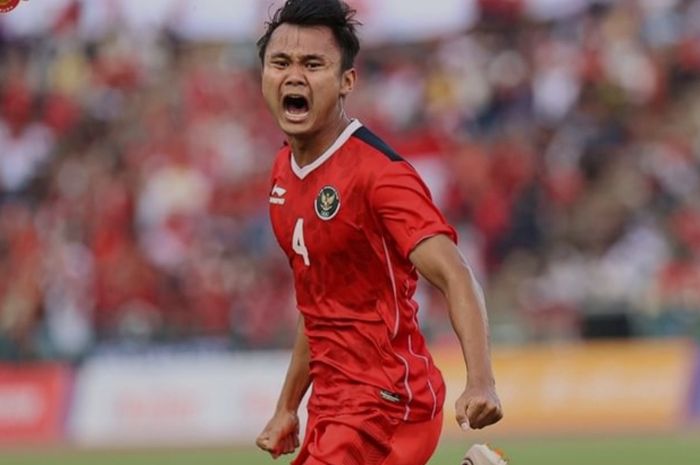 Pemain timnas U-22 Indonesia, Komang Teguh mencetak gol ke gawang Vietnam pada laga semifinal SEA Games 2023.