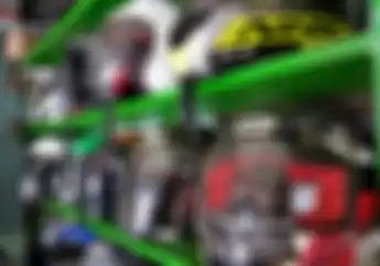 Biar Enggak Bau Apek, Begini Seharusnya Perlakukan Helm Setelah Terkena Hujan