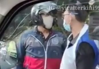 Viral Video Pengendara Motor Nekat Hentikan Mobil Ambulans yang Bawa Pasien, Bahkan Sampai Ngamuk dan Ajak Ribut Sang Supir, Netizen: Masukin Ambulans, Bawa Ke Kamar Mayat!