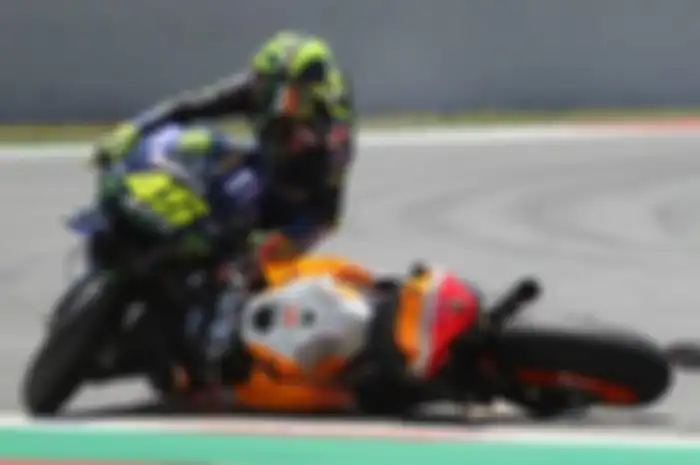 Motor Jorge Lorenzo kena bagian tubuh Valentino Rossi di MotoGP Catalunya