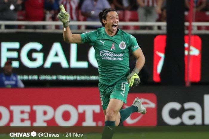 Kiper Chivas Guadalajara, Tono Rodriguez, merayakan gol yang ia cetak ke gawang Veracruz pada Senin (25/11/2019) di Stadion AKRON, Zapopan, Meksiko.