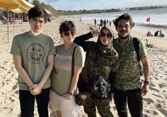 Rina Gunawan Meninggal Dunia, Sang Putra Susul Ibunda ke Makam Sambil Peluk Foto dan Bunga