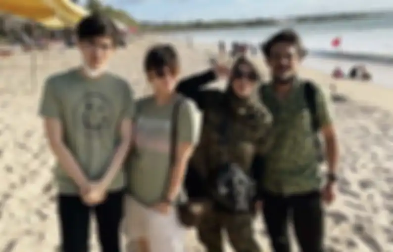 Momen kebahagiaan Rina Gunawan bersama kedua anaknya, Aqshal Ilham Syafatullah dan Karnisya Rahmasyach. Bersama suami tercinta, Teddy Syah, Rina berlibur di Bali.