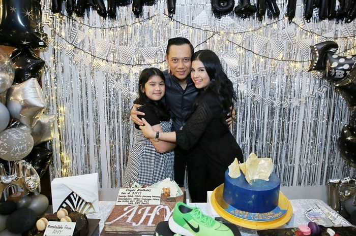 Almira Tunggadewi Yudhoyono bersama kedua orang tuanya, Agus Yudhoyono (AHY) dan Annisa Pohan