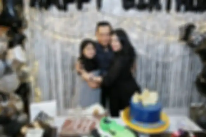 Almira Tunggadewi Yudhoyono bersama kedua orang tuanya, Agus Yudhoyono (AHY) dan Annisa Pohan
