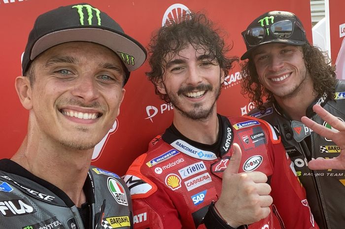 Dari kiri: Luca Marini, Francesco Bagnaia, dan Marco Bezzecchi berpose setelah meraih podium pada balapan Race of Champions yang diselenggarakan Ducati di Sirkuit Misano, Italia, 23 Juli 2022. Bagnaia finis pertama diikuti Marini dan Bezzecchi.