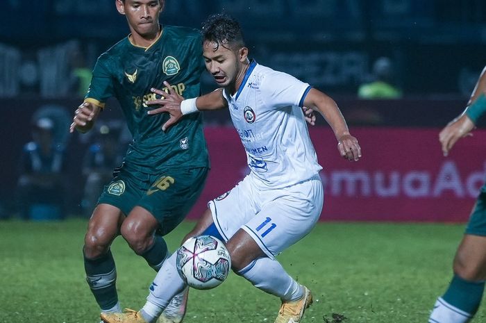Gelandang Arema FC, Gian Zola, mendapat kawalan ketat dari pemain Persikabo 1973 pada laga pamungkas Grup D Piala Presiden 2022.