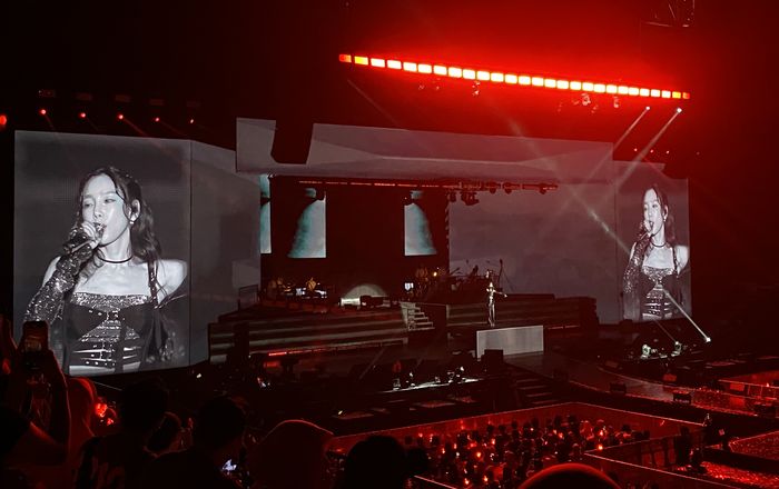 Taeyeon saat konser solo di Jakarta bertajuk "Taeyeon Concert - The Tense In Jakarta" di Indonesia Arena pada Sabtu (12/4/2025).