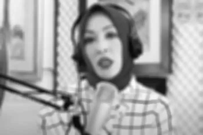 Angelina Sondakhgugup saat hendak buka rekening baru di bank.