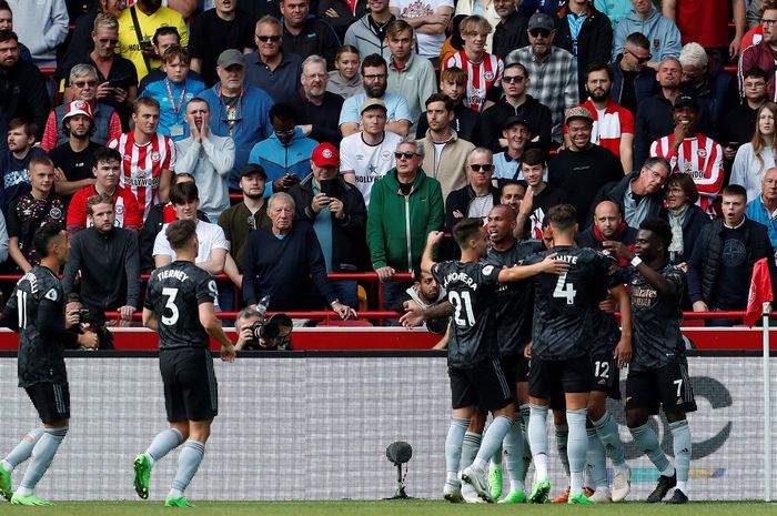 Para pemain Arsenal merayakan gol William Saliba ke gawang Brentford dalam laga Liga Inggris di Stadion Gtech Community, Minggu (18/9/2022).