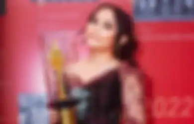 Prilly Latuconsina Pertama Kali Dapat Piala FFI, Hasil dari Perjalanan Karier Akting yang Enggak Mudah