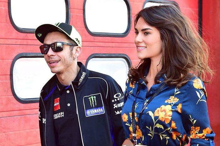 Valentino Rossi (kiri) dan Francesca Sofia Novello (kanan) saat berada di Sirkuit Mugello dalam rangkaian gelaran MotoGP Italia 2019