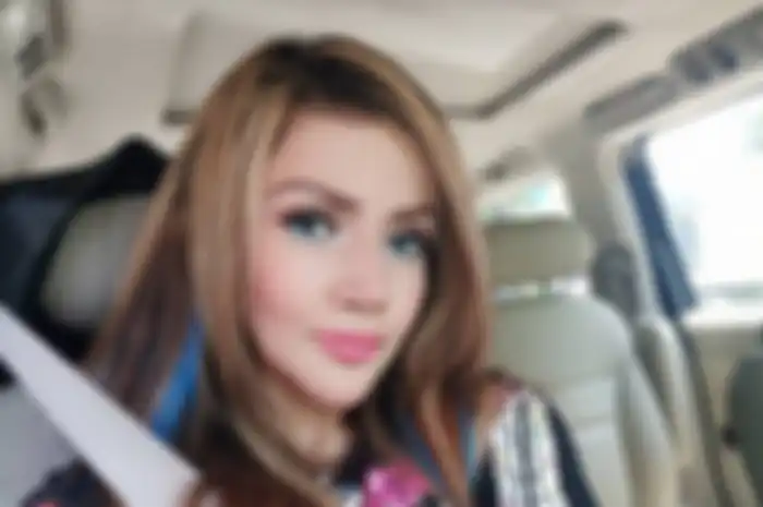 Barbie Kumalasari dengan gaya makeup ketika keluar rumah