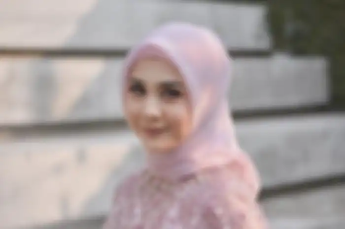 Penampilan Kesha Ratuliu di hari pertunangannya