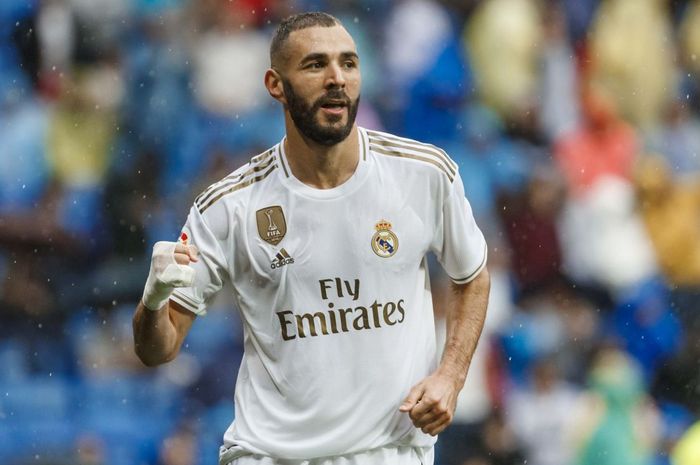 Penyerang Real Madrid, Karim Benzema, beraksi pada laga Liga Spanyol 2019-2020.