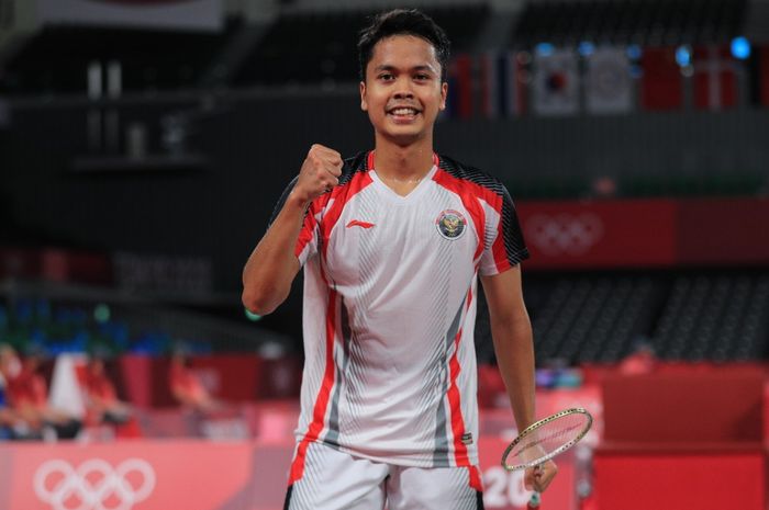 Pebulu tangkis tunggal putra Indonesia, Anthony Sinisuka Ginting, berpose setelah menjalani laga terakhir penyisihan grup Olimpiade Tokyo 2020 di Musashino Forest Sport Plaza, Rabu (28/7/2021).