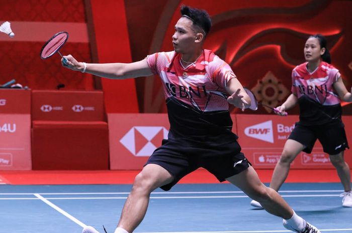 Pasangan ganda campuran Indonesia, Rinov Rivaldy/Pitha Haningtyas Mentari,  pada laga pertama BWF World Tour Finals 2022 di Nimibutr Arena, Bangkok, Thailand, Rabu, 7 Desember 2022