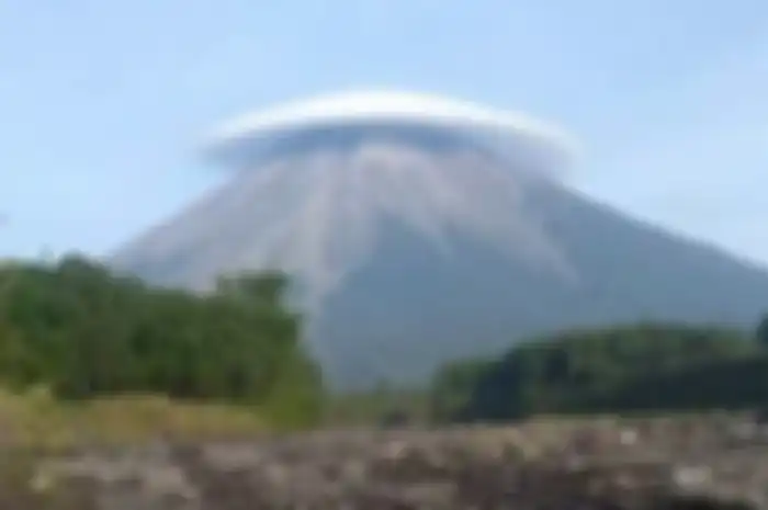 Gunung Semeru adalah salah satu contoh bentang alam secara umum Pulau Jawa. 