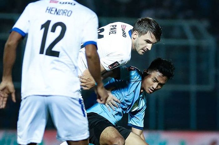 Pemain Persela Lamongan Muhammad Hambali Tolib berduel dengan pemain Arema FC Pavel Smolyachenko di laga kedua Grup E Piala Presiden 2019, Sabtu (9/3/2019) di Stadion Kanjuruhan, Malang.