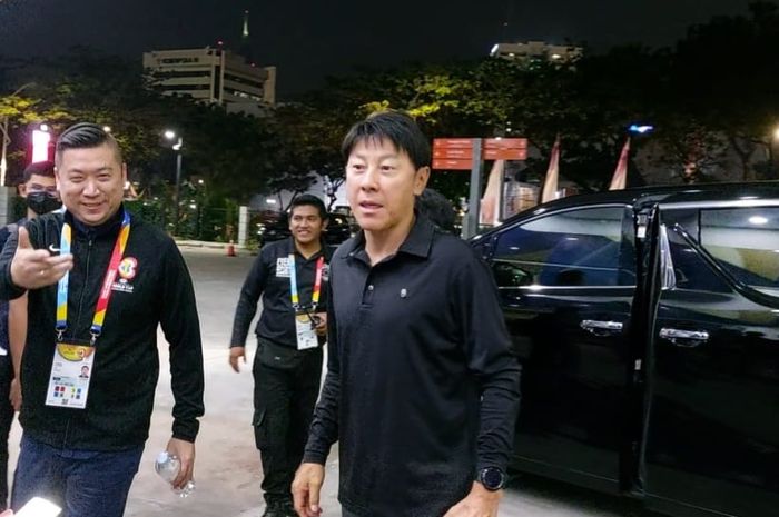 Pelatih timnas Indonesia Shin Tae-yong saat tiba di Indonesia Arena, Senayan, Jakarta, Selasa (29/8/2023) untuk menyaksikan pertandingan FIBA World Cup 2023 anatara Kanada vs Latvia.