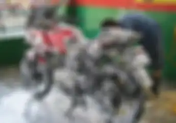Bukan Cuma Sabun, Terungkap Penyebab Lain Rusaknya Cat Motor Ketika Dicuci