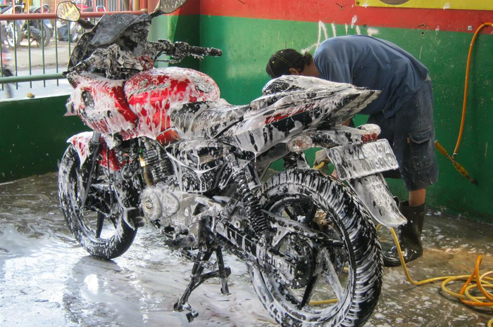 Ilustrasi cuci motor