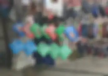 Jas Hujan 'Instan' Rp 10 Ribuan Betulan Anti Basah Saat Hujan?