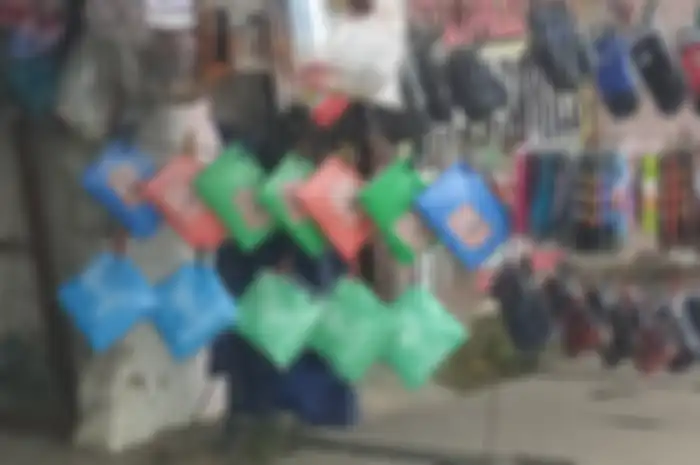 Saat hujan apakah jas hujan instan alias sekali pakai seharga Rp 10 ribuan betulan anti basah? 
