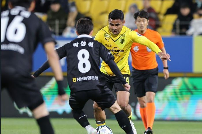 Bek Jeonnam Dragons, Asnawi Mangkualam, saat pertandingan melawan Seongnam FC, Sabtu (8/4/2023).