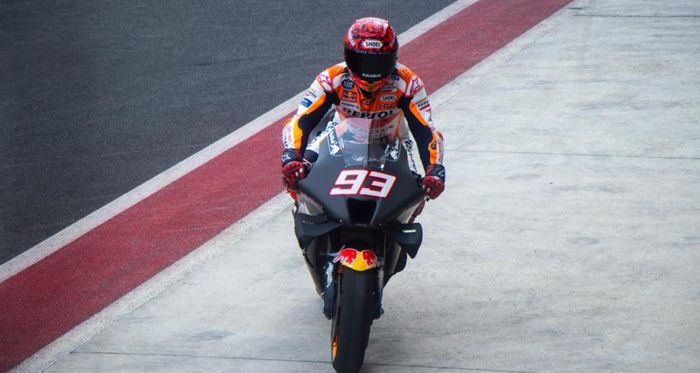 Pembalap Repsol Honda, Marc Marquez, saat memasuki pit stop pada tes pramusim MotoGP 2022 di Sirkuit Mandalika, Jumat (11/2/2022).