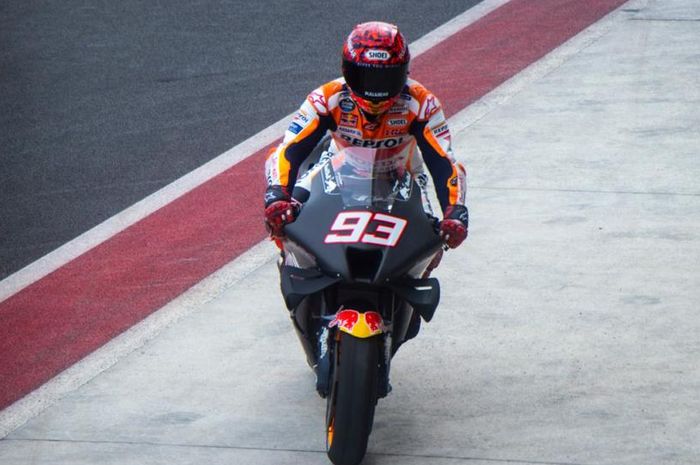 Pembalap Repsol Honda, Marc Marquez, saat memasuki pit stop pada tes pramusim MotoGP 2022 di Sirkuit Mandalika, Jumat (11/2/2022).