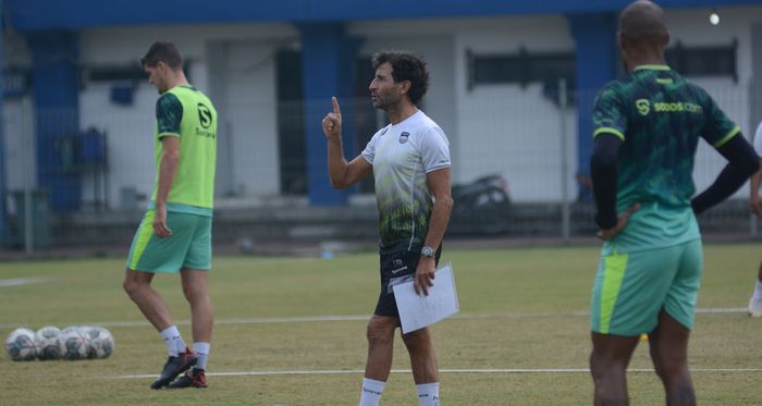 Latihan perdana Persib Bandung di bawah komando Luis Milla. 