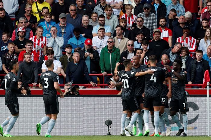 Para pemain Arsenal merayakan gol William Saliba ke gawang Brentford dalam laga Liga Inggris di Stadion Gtech Community, Minggu (18/9/2022).