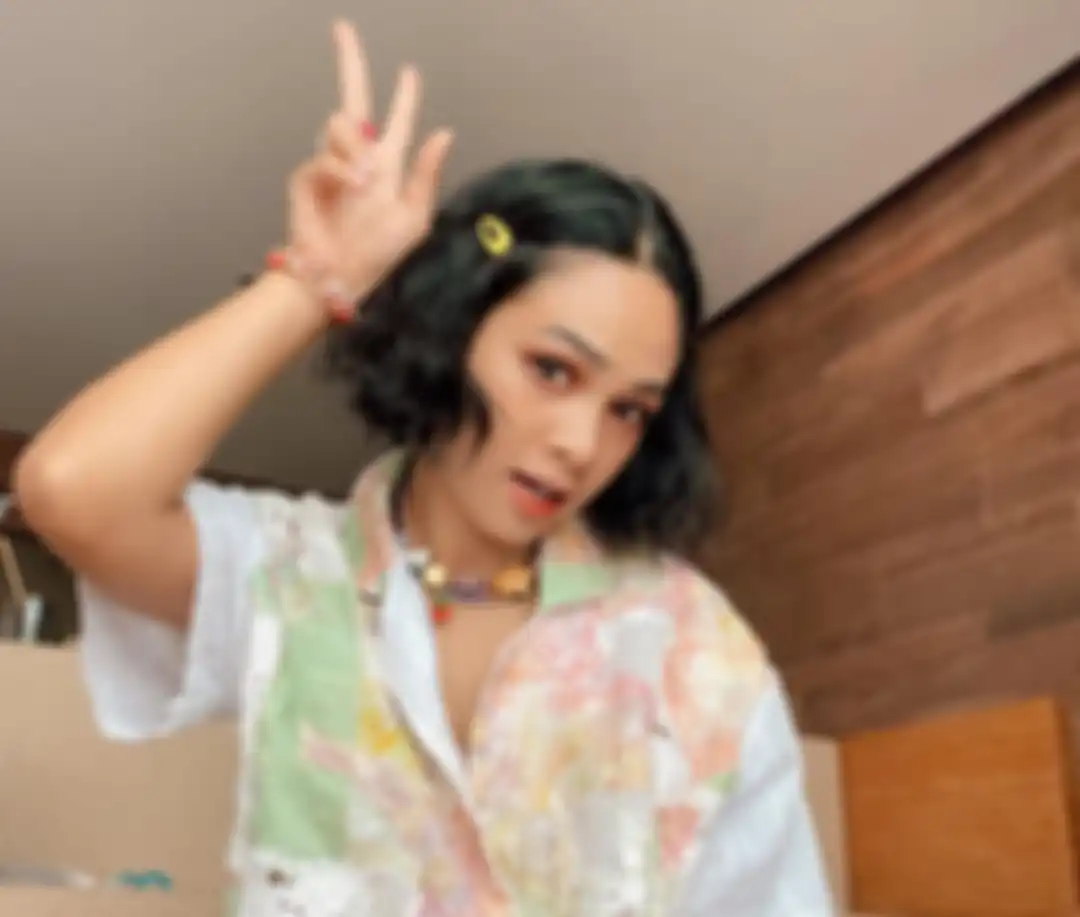Andien dengan gaya rambut pendek bertekstur messy