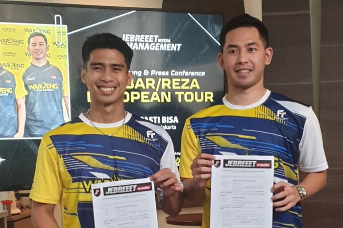 Pasangan ganda putra bulu tangkis Indonesia, Sabar/Reza, saat penandatanganan MoU dengan JebreeetMedia, yang diselenggarakan di kawasan Pancoran, Jakarta, Jumat (8/3/2024).