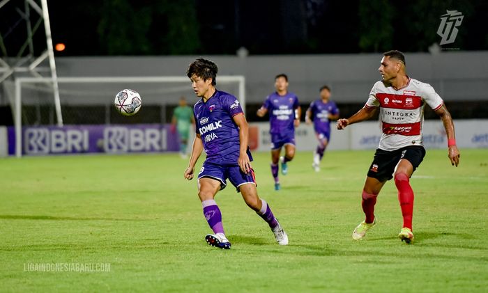 Pemain Persita Tangerang saat mengiring bola dalam laga melawan Madura United pada pekan ke-27 Liga 1 2021/2022, di Stadion Kompyang Sujana, Denpasar, Bali, Kamis (24/2/2022).