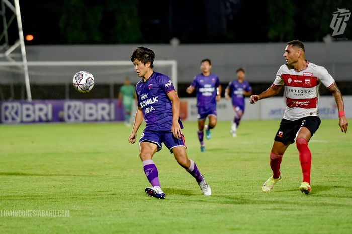 Pemain Persita Tangerang saat mengiring bola dalam laga melawan Madura United pada pekan ke-27 Liga 1 2021/2022, di Stadion Kompyang Sujana, Denpasar, Bali, Kamis (24/2/2022).