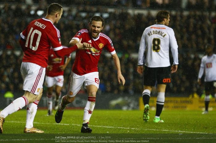 Wayne Rooney  (kiri) dan Juan Mata mencetak gol Manchester United ke gawang Derby County pada duel Piala FA di Pride Park, 30 Januari 2016.