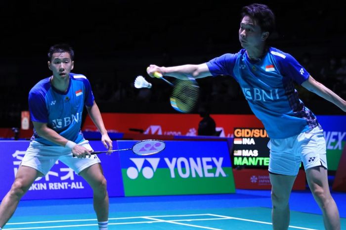 Pasangan ganda putra Indonesia, Marcus Fernaldi Gideon/Kevin Sanjaya Sukamuljo, saat menghadapi Man Wei Chong/Kai Wun Tee dari Malaysia pada babak pertama Japan Open 2022 di Maruzen Intec Arena Osaka, Jepang, 30 Agustus 2022. 