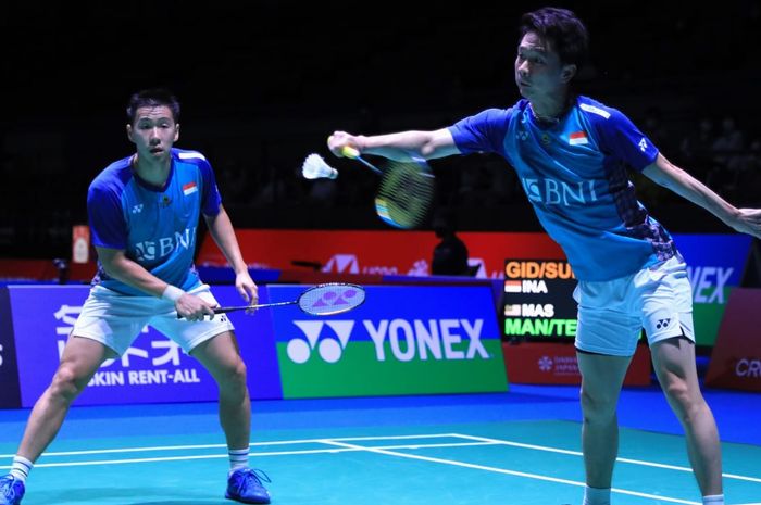 Pasangan ganda putra Indonesia, Marcus Fernaldi Gideon/Kevin Sanjaya Sukamuljo, saat menghadapi Man Wei Chong/Kai Wun Tee dari Malaysia pada babak pertama Japan Open 2022 di Maruzen Intec Arena Osaka, Jepang, 30 Agustus 2022. 