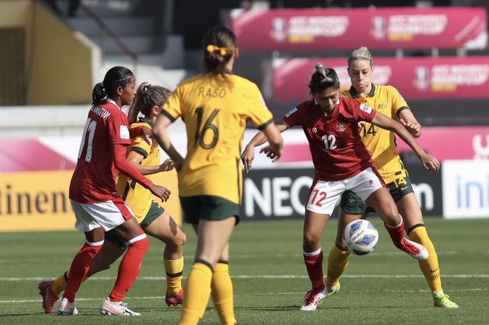 Pemain timnas putri Indonesia sedang berduel dengan pemain timnas Australia pada laga penyisihan grup B Piala Asia Wanita 2022 di Stadiun Mumbai Arena, Mumbai, Jumat (21/1/2022).