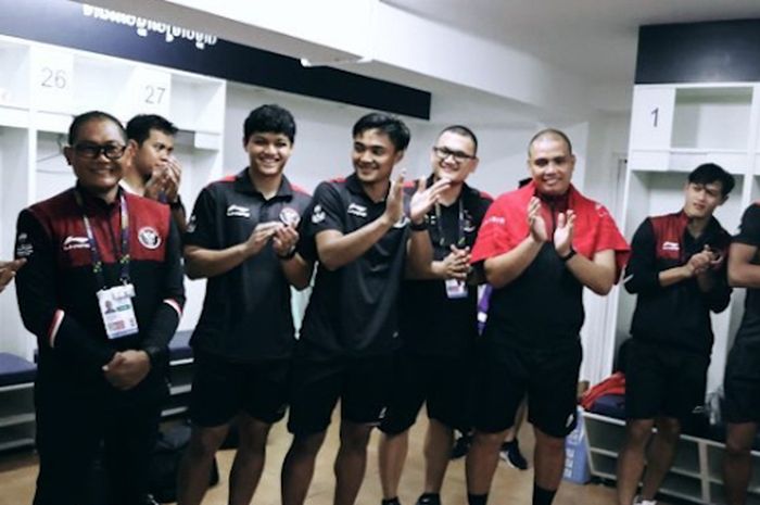 Suasana ruang ganti timnas U-22 Indonesia setelah bertanding di SEA Games 2023.