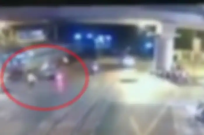 (lingkaran merah) Korban pemotor ditabrak kereta