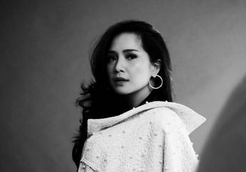 Unggah Foto di Hari Kartini, Nagita Slavina Pakai Kebaya Brokat Warna Kulit yang Anggun Banget!